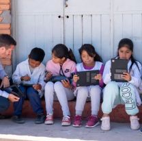 El Gobierno junto a Nación entregó tablets para las escuelas de Escoipe