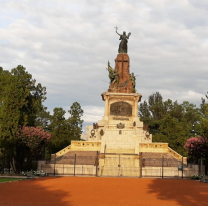 Hoy el monumento 20 de febrero se iluminará de azul