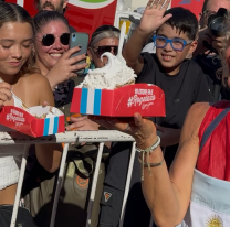 Maru Botana hizo la torta más grande del mundo y la repartió en el Obelisco