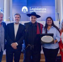 Reconocimiento a una leyenda: La Legislatura de Buenos Aires  homenaje&oacute; al Chaque&ntilde;o Palavecino
