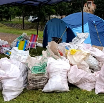 "Regala choclo": un joven solidario duerme hace días junto a su mercadería para donarla a quienes más lo necesitan