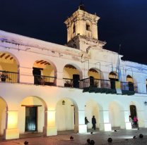 Salta rindió homenaje al Papa Francisco iluminando el Cabildo con los colores del Vaticano