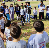 Niños y adolescentes plantaron árboles en la ciudad