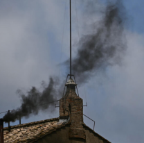 Fumata negra: los cardenales no lograron elegir un nuevo Papa en el primer día de Cónclave