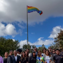 Por quinto año consecutivo izaron la bandera del Orgullo en el Centro Cívico Grand Bourg
