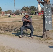 Ayudemos a Aldo, el abuelito que vende sal para comprar sus medicamentos