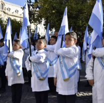 Alumnos de 4° prometieron fidelidad a la Bandera Nacional en la Plaza 9 de Julio