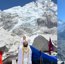 Sacerdote hace historia al celebrar la Misa en el Everest, el "techo del mundo"