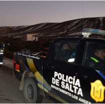 Peregrinos del Perpetuo Socorro caminan en medio de los cerros, para llegar a los pies de la virgen 