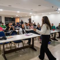 ¿Aprender inglés con juegos y meet-ups? Este curso salteño está explotando