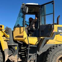 Jessica Zanni, la primera mujer en operar maquinaria pesada en un municipio salteño