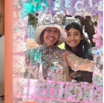 Su madre murió antes de recibir el título: su hija de 16 años lo levantó por ella