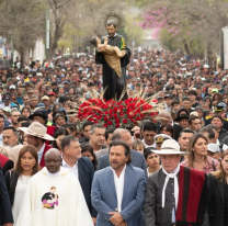 Con una multitudinaria procesión, la comunidad de Vaqueros celebró a San Cayetano