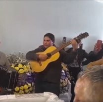 Con guitarras, bandoneón y canto despidieron al querido Herman Ceballos