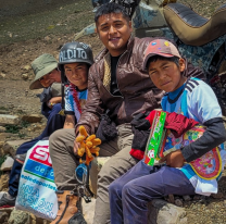 La historia de Celso, el docente que recorre la Puna salteña en moto para dar clases y emociona a todo un pais