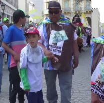 Niño da sus primeros pasos en la Fiesta del Milagro 2025: emoción en vivo por Salta Soy