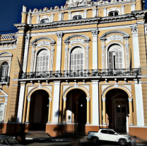 La Legislatura de Salta, se iluminó completamente de rosa