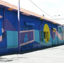 La estaci&oacute;n de trenes luce un nuevo mural que transforma y llena de color el espacio