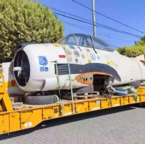 Escuela Técnica salteña recibió un histórico avión de la Armada Argentina para fines educativos