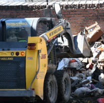 El municipio limpi&oacute; nuevamente la casa donde viven acumuladores de residuos