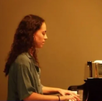 Se viene una noche de piano y canciones del alma con Juliana Salfity