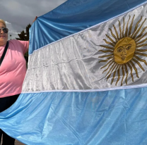 ¡Viva la Patria! recambian banderas y mástiles en diferentes puntos de la ciudad