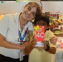 Empleados del S&uacute;per Vea sorprendieron a C&eacute;sar Genaro, el influencer salte&ntilde;o, con un celular de regalo