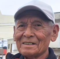 Abuelito salteño vende turrones en la calle, para poder llevar comida a su mesa