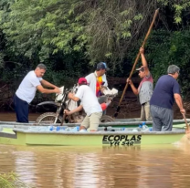 Christian Herrera viajó a su pueblo natal para brindar asistencia a las familias inundadas