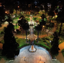 La plaza G&uuml;emes ya luce su nueva luminaria LED