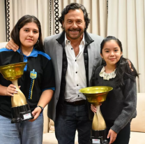El Gobernador recibi&oacute; a j&oacute;venes ajedrecistas salte&ntilde;as con trayectoria nacional e internacional en niveles de elite
