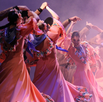 Academias folklóricas se reúnen en el Teatro Provincial para conmemorar la Revolución de Mayo